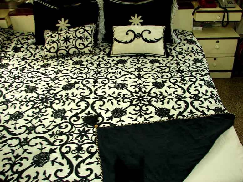 Polyester / Cotton Crewel Bedspread, Pattern : Embroidered