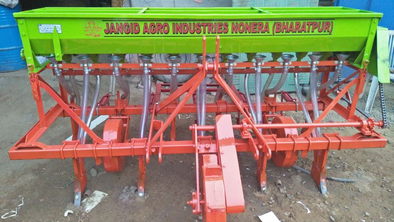 Fertilizer Seed Drill, Feature : Easy Cultivation, Rigid construction, Adjustable trailing board, Low maintenance