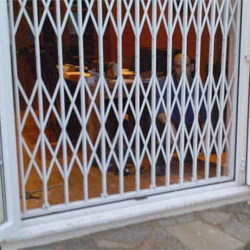 Painted Metal Collapsible Gate, Feature : Seamless finish, Attractive pattern