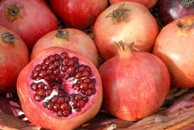Fresh pomegranate, for Making Custards, Making Juice, Making Syrups., etc.., Packaging Type : Curated Box
