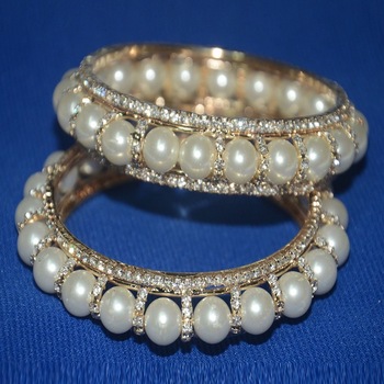 GOLDEN RING WITH OFF-WHITE BEADS