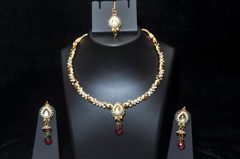 Fashionable Kundan Necklace