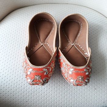 Punjabi Jutti, Style : Flat Shoes