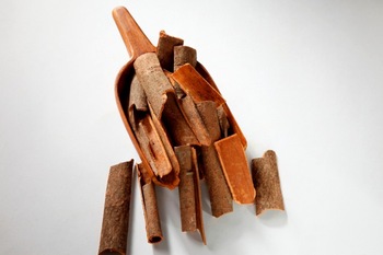 Cinnamon sticks flat