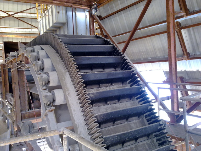 Steep angle conveyor