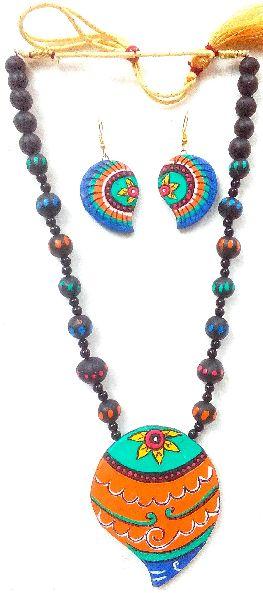 Polished Faddy Terracotta Necklace, Earrings Type : Hanging