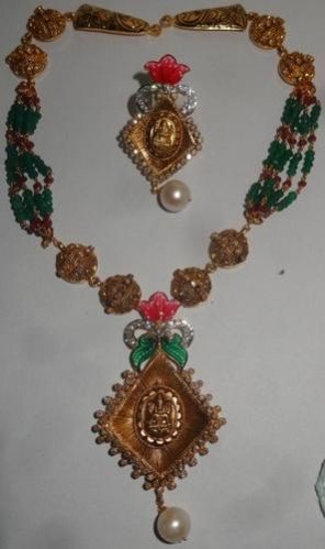 Gold Kundan Temple Pendant Set, Occasion : Anniversary, Engagement, Gift, Wedding