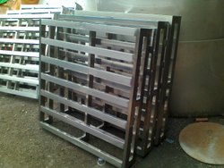 Stainless steel pallet, Capacity : 100