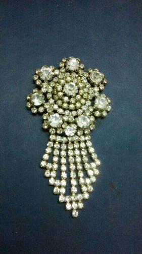 Glass Beaded Saree Brooch, Color : Golden