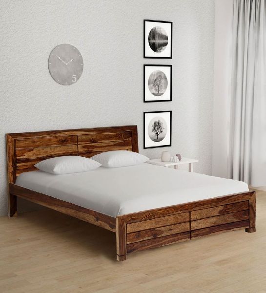Polished Teak Wooden Bed, for Home Use, Hotel Use, Feature : Attractive Designs, Easy To Place, High Strength