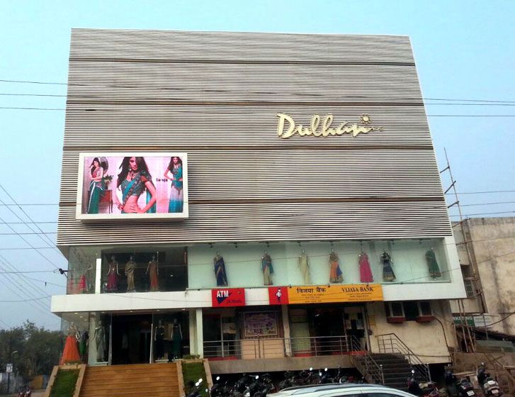 Rectangular Showroom LED Display Screen, for Malls.Market, Feature : Automatic Brightness Control