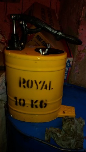 Royal Grease Gun, Capacity : 10 Kg
