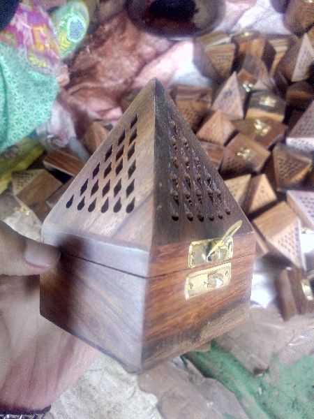 Polished Wooden Antique Handicrafts, Feature : Attractive Designs