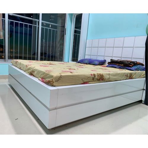 Plain Modern Wooden Bed, Size : 6.5 x 5 feet