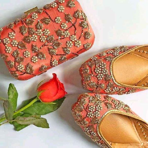 Punjabi Jutti and Clutch Combo, Feature : Attractive Designs, Comfortable, High Grip, Skin Friendly