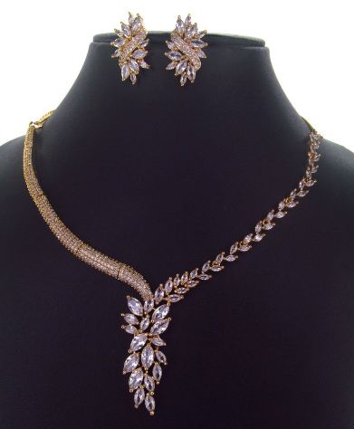 Gold Plated Classic Necklace Set, Occasion : Party