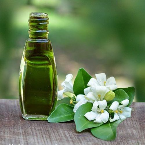 Bhringraj Essential Oil, for Hare Care, Feature : Nourishing