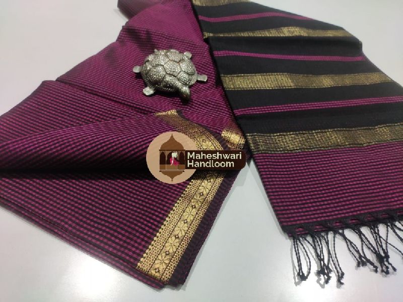 Maheshwari Magenta Garbh Reshmi silk Saree, for Dry Cleaning, Technics : Hand Made