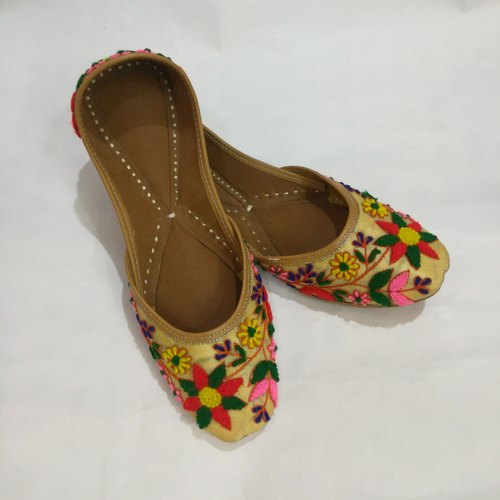 Floral Embroidered Jutti