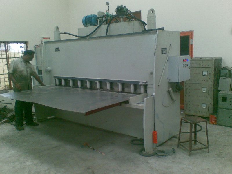 Grey Fully Automatic Elecric Mild Steel Hydraulic Shearing Machine, for Industrial Use