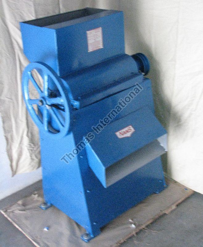 Automatic cassava chipping machine