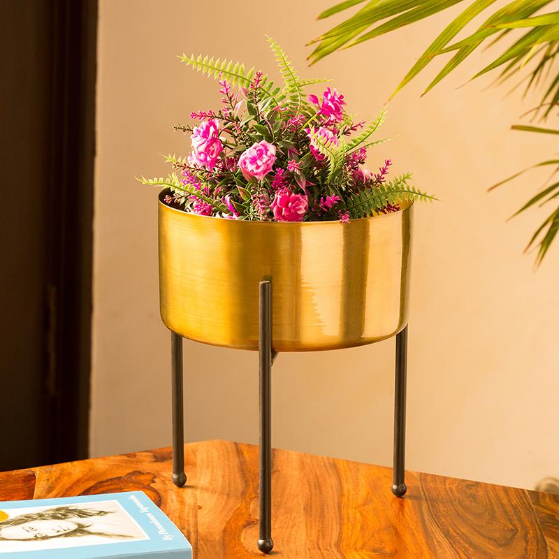 Round Home decor metal planter pot, for Garden, Indoor, Feature : Attractive Pattern