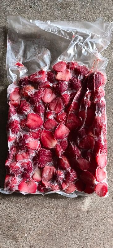 Natural Frozen strawberry slice, Packaging Type : Plastic Packet