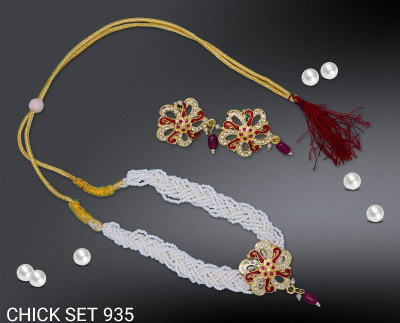 935 Chick Necklace Set