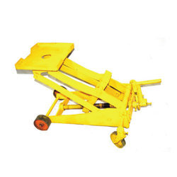 Alloy Steel Manual Hydraulic Gear Box Trolley Jack, for Automobile Use, Feature : Low Maintenance, Rugged Structure