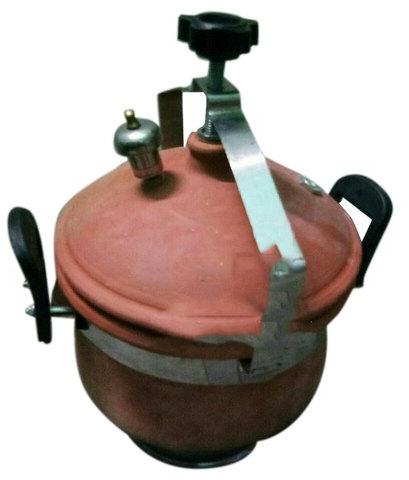 3 Litre Brown Clay Cooker, Feature : Effective, Moisture Proof, Safe To Use