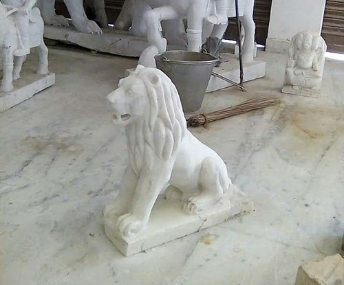 Polished White Marble Lion Statue, Pattern : Carved