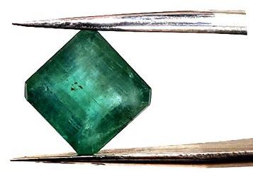 Polished 3.00 Carat Emerald Gemstone, for Jewellery, Size : Standard