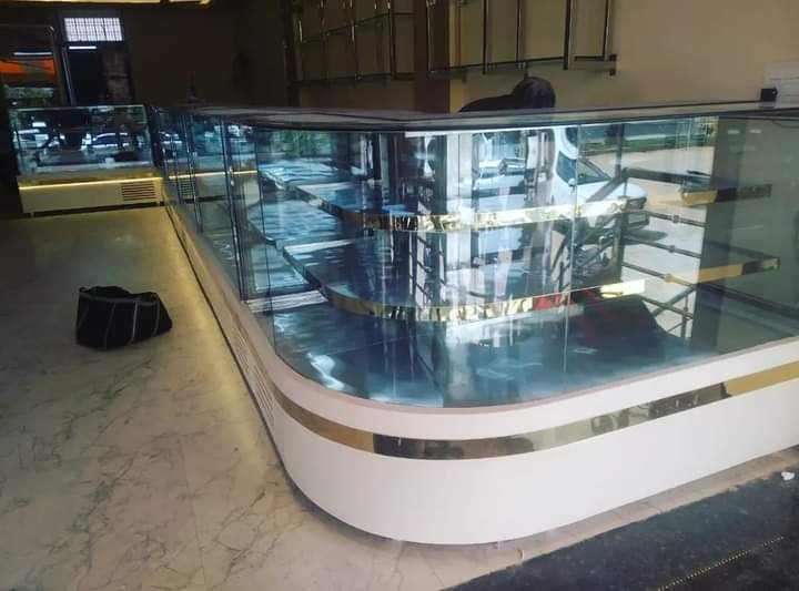Glass Bakery Display Counter, for Decoration, Displaying, Shop Use, Feature : Crack Resistance, Fine Finishing