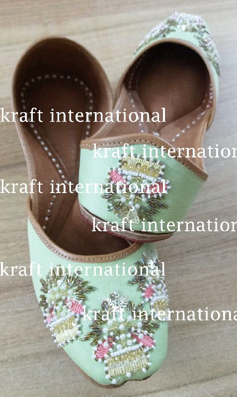 Kraft International green embroidery leather juttis, Gender : Female