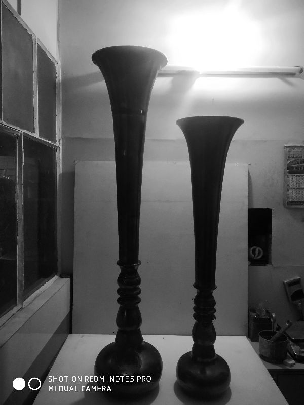 Metal Polished flower vases, for Restaurant Decor, Hotel Decor, Home Decor, Style : Antique