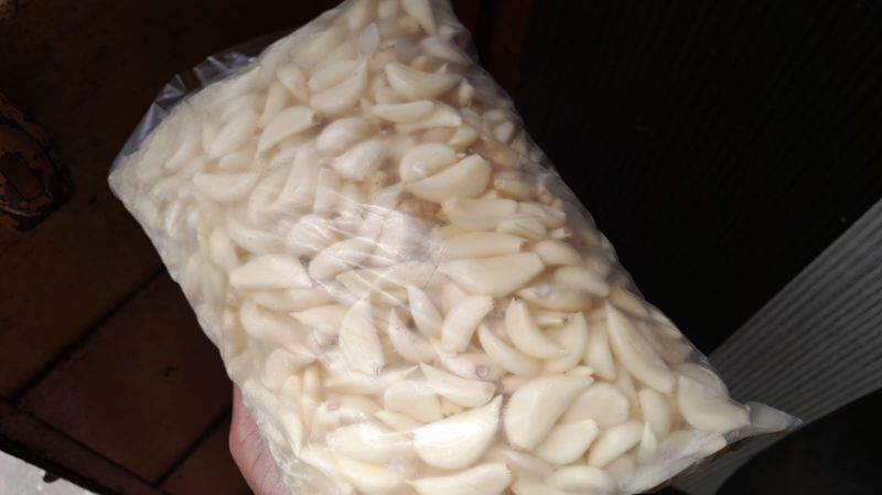 Chopped peeled garlic, for Hotels, Spice, Cooking, Food, Certification : FSSAI Certified