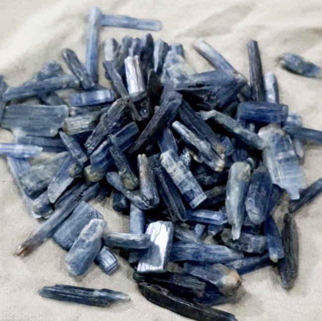 Lumps Natural Non Coated Kyanite rough gemstones, for Jewellery, Size : 20-30mm, 30-40mm, 40-50mm