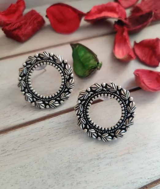 Silver Plated Round Stud Earrings, Feature : Attractive Pattern, Durable