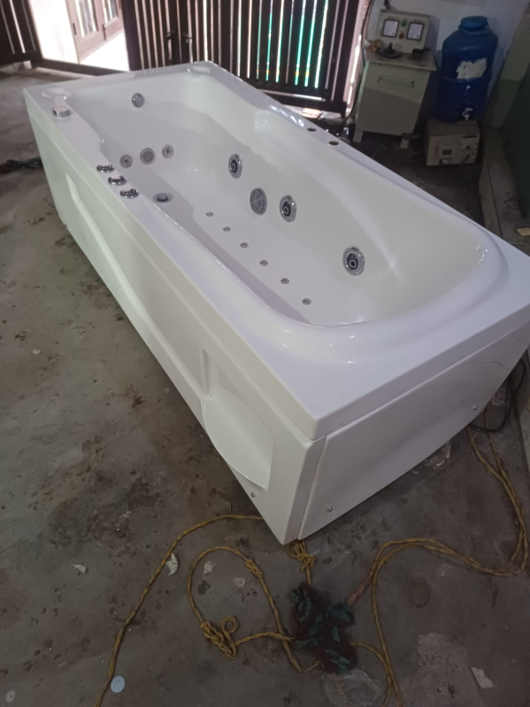 White Rectangular Jacuzzi Bathtub, Size 5.5x2.5, Water Capacity 40