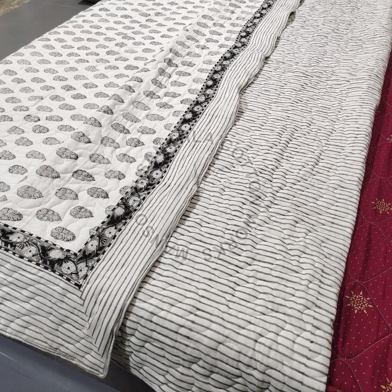 Black and Gray Machine Stitched Quilt, for Home Use, Feature : Anti Bacterial, Comfortable
