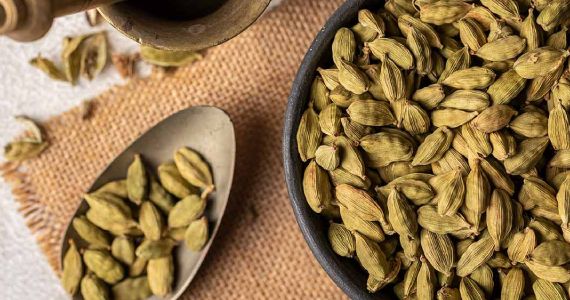 Solid Raw Natural Cardamom, For Cooking, Spices, Food Medicine, Cosmetics, Color : Green