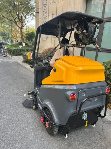 YT-S130 Battery Operated Road Sweeping Machine