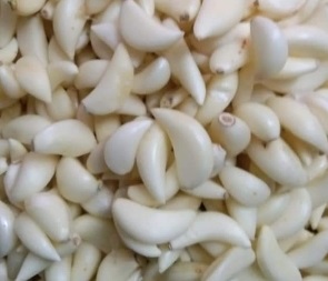 Chopped peeled garlic, for Hotels, Certification : FSSAI Certified