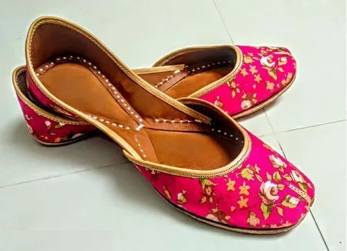 Ladies Party Wear Printed Mojari