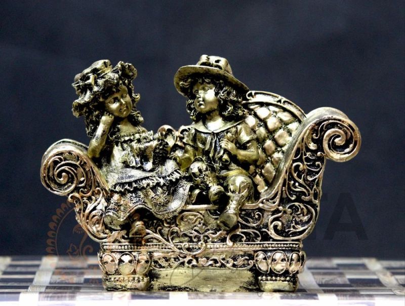 Golden Handmade Resin Couple Statue, Speciality : Dust Proof, Rust Proof