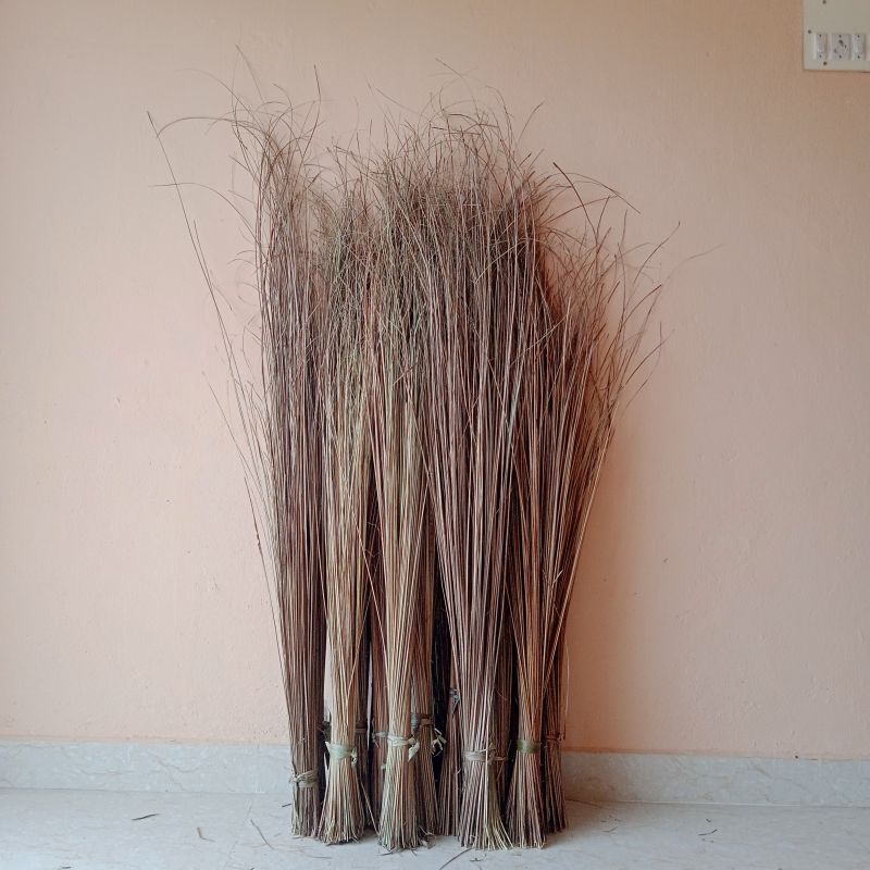 300-600gm Plain Coconut Brooms, For Cleaning, Pole Material : Wood
