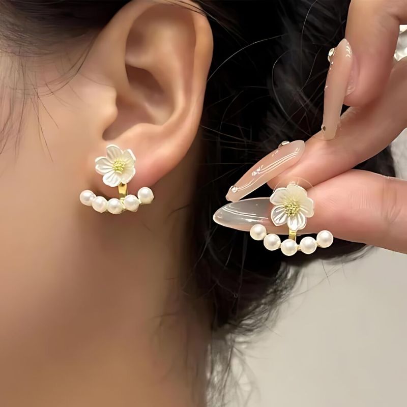 JJK63 Ladies White Flower Shape Stud Earrings