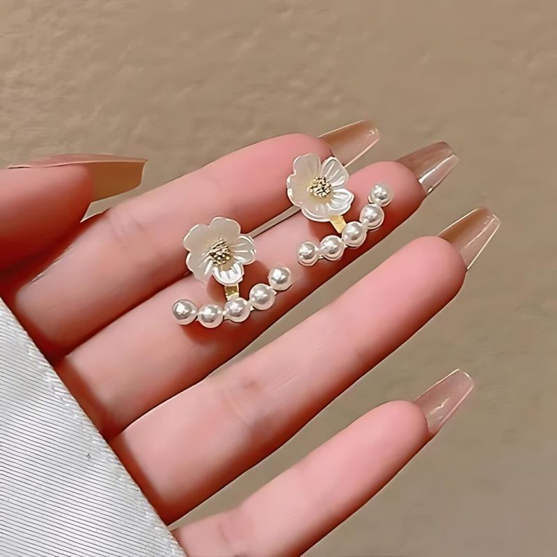 JJK63 Ladies White Flower Shape Stud Earrings