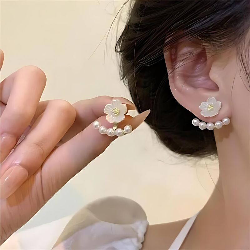 JJK63 Ladies White Flower Shape Stud Earrings