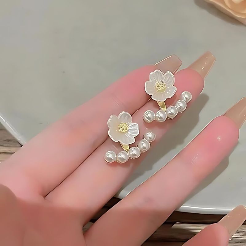 JJK63 Ladies White Flower Shape Stud Earrings